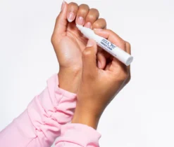 Herome French Liner - Manicurestift - Creëer Witte Nagelranden In Een Handomdraai - 5ml. 13 Herome French Liner - Manicurestift - Creëer Witte Nagelranden In Een Handomdraai - 5ml. -Cosmetica Winkel 1200x1019