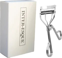 INTER-ESQUE® Wimperkruller - Eyelash Curler + 3x Gratis Extra Siliconen Pad & 3x Extra Kam - Zilver -Cosmetica Winkel 1200x1137