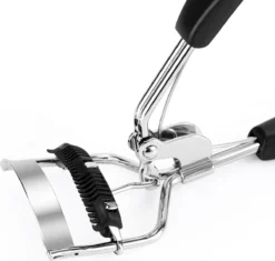 INTER-ESQUE® Wimperkruller Met Kam - Eyelash Curler + 5x Gratis Extra Siliconen Pad - Zwart/Zilver 13 INTER-ESQUE® Wimperkruller Met Kam - Eyelash Curler + 5x Gratis Extra Siliconen Pad - Zwart/Zilver -Cosmetica Winkel 1200x1142