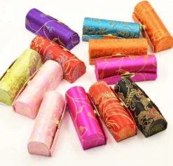 Merkloos Lippenstift Houder - Lippenstiftdoosje - Lipstick Houder - Met Spiegel - Random Kleur - Bonte Kleur -Cosmetica Winkel 1200x1152 3