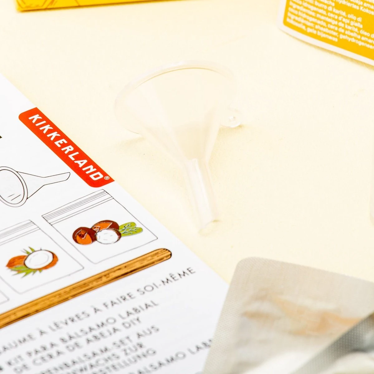 Kikkerland DIY Bijenwas Lip Balsem Kit - Maak Je Eigen Lippenbalsem - 100% Natuurlijk - Voor Twee Balsem Sticks 2 Kikkerland DIY Bijenwas Lip Balsem Kit - Maak Je Eigen Lippenbalsem - 100% Natuurlijk - Voor Twee Balsem Sticks - Afbeelding 2