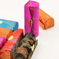 Merkloos Lippenstift Houder - Lippenstiftdoosje - Lipstick Houder - Met Spiegel - Random Kleur - Bonte Kleur -Cosmetica Winkel 1200x1200 581