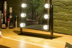 United Entertainment - Hollywood Spiegel Met 12 LEDs - 36x47,5 Cm - Zwart 12 United Entertainment - Hollywood Spiegel Met 12 LEDs - 36x47,5 Cm - Zwart -Cosmetica Winkel 1200x799 2