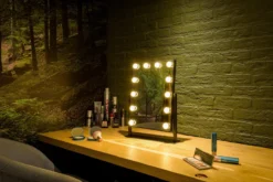 United Entertainment - Hollywood Spiegel Met 12 LEDs - 36x47,5 Cm - Zwart 13 United Entertainment - Hollywood Spiegel Met 12 LEDs - 36x47,5 Cm - Zwart -Cosmetica Winkel 1200x800 11