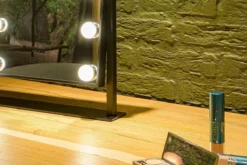 United Entertainment - Hollywood Spiegel Met 12 LEDs - 36x47,5 Cm - Zwart 17 United Entertainment - Hollywood Spiegel Met 12 LEDs - 36x47,5 Cm - Zwart -Cosmetica Winkel 1200x800 13