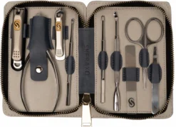 Skeraxo 8-delige Luxe Verschillende Tools - Professioneel Manicure Set & Pedicureset Met Nagelvijl & Nageltang – Behandeling Nagels En Huid -Cosmetica Winkel 1200x866 2