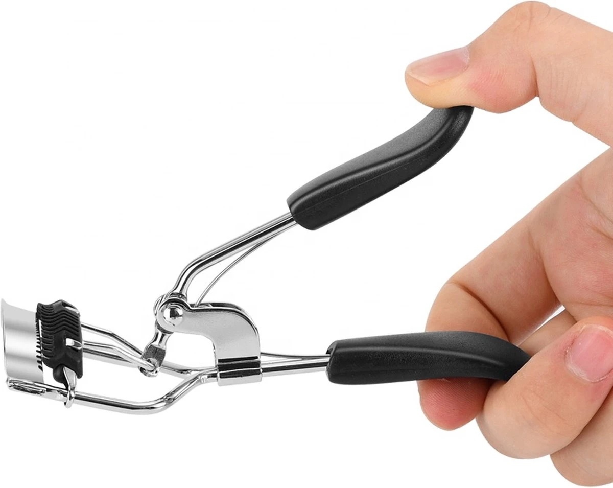 INTER-ESQUE® Wimperkruller Met Kam - Eyelash Curler + 5x Gratis Extra Siliconen Pad - Zwart/Zilver 4 INTER-ESQUE® Wimperkruller Met Kam - Eyelash Curler + 5x Gratis Extra Siliconen Pad - Zwart/Zilver - Afbeelding 4