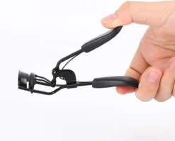 INTER-ESQUE® Wimperkruller - Eyelash Curler + 5x Gratis Extra Siliconen Pad - Zwart 11 INTER-ESQUE® Wimperkruller - Eyelash Curler + 5x Gratis Extra Siliconen Pad - Zwart -Cosmetica Winkel 1200x965