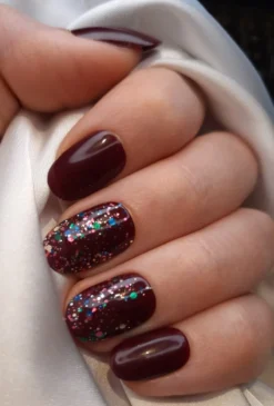 SD Press On Nails - B-Series - Plaknagels - Nagelset 20 Nagels - B72 - Rood - Gellak - Nagellak - Korte Ronde Nageltips - Nepnagels Met Lijm - Kunstnagels - Nail Art - Handmade - Valse Nagels - Nagelvijl - Accessoires - Korte Nagels - Glitter -Cosmetica Winkel 812x1200