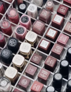 Jumanah® Collections - "Sorted" Large Lip Set - Make Up Organizer - Ladeverdeler - Lade Organizer - Transparant - Acryl - Kunststof - Ikea Alex 5 Ladeblok 11 Jumanah® Collections - "Sorted" Large Lip Set - Make Up Organizer - Ladeverdeler - Lade Organizer - Transparant - Acryl - Kunststof - Ikea Alex 5 Ladeblok -Cosmetica Winkel 926x1200 1